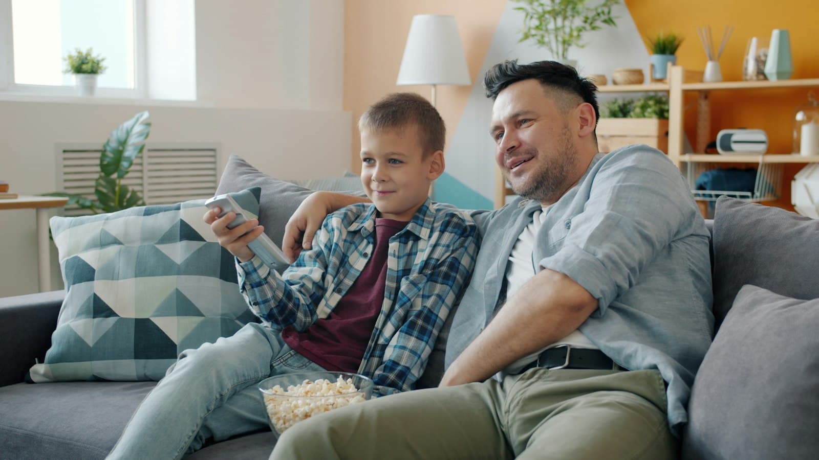 Familj som tittar på IPTV Nordic tillsammans i soffan